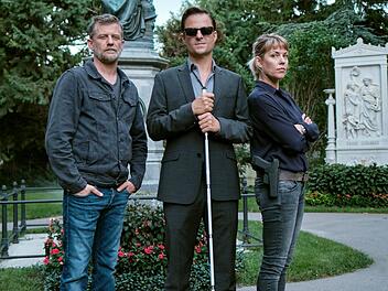 Für den Ex-Kommissar Alexander Haller (Philipp Hochmair, Mitte), seine Nachfolgerin im Amt, Laura Janda (Jaschka Lämmert), und seine rechte Hand Niko (Andreas Guenther) bleibt es nicht so ruhig wie hier. Laura wird immerhin lebendig begraben.