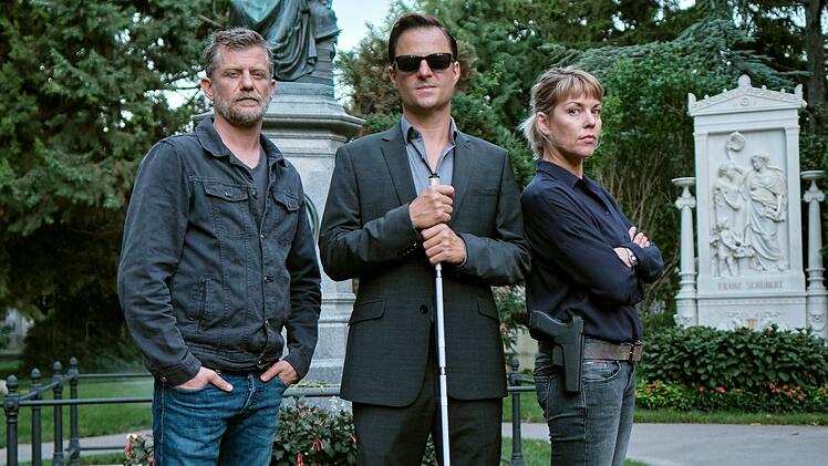 Für den Ex-Kommissar Alexander Haller (Philipp Hochmair, Mitte), seine Nachfolgerin im Amt, Laura Janda (Jaschka Lämmert), und seine rechte Hand Niko (Andreas Guenther) bleibt es nicht so ruhig wie hier. Laura wird immerhin lebendig begraben.