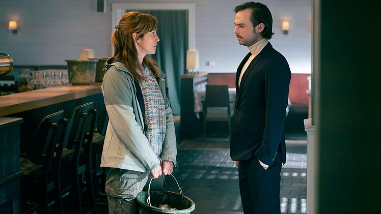 Polizistin Ida S&ouml;rensen (Marlene Morreis) befragt alle Mitarbeiter des Restaurants, das die Ermordete und ihre Frau f&uuml;hrten. Restaurantleiter S&ouml;ren Brogaard (Tom Gronau) zeigt sich von der Todesnachricht ersch&uuml;ttert.