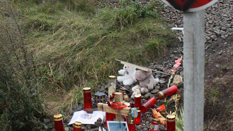 Kerzen, Briefe und Stofftiere erinnern an der Unfallstelle an Jan. Foto: Sebastian Martin
