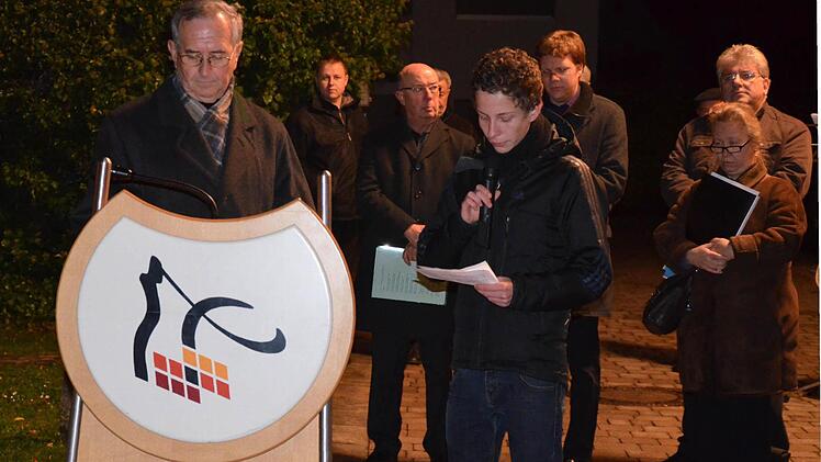 Schüler lesen die Namen der 28 ermordeten Hirschaider Juden vor.