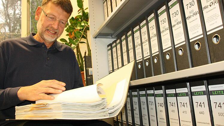 Eine Schrankwand voller Akten: Wolfgang Geise sichtet die Unterlagen, die vor jedem Tierversuch angefertigt werden und die dessen medizinische Notwendigkeit belegen sollen.  Foto: Diana Fuchs
