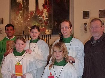 Aufnahme der Ministranten: Pfarrer Sony Kochumalayil, Viktoria Kühnlein, Sara Herre und Edwin Metzler (hinten von links), sowie Johanna Brand und Leonie Kraus (vorn von links). Foto: Andreas Lomb