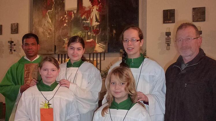 Aufnahme der Ministranten: Pfarrer Sony Kochumalayil, Viktoria Kühnlein, Sara Herre und Edwin Metzler (hinten von links), sowie Johanna Brand und Leonie Kraus (vorn von links). Foto: Andreas Lomb