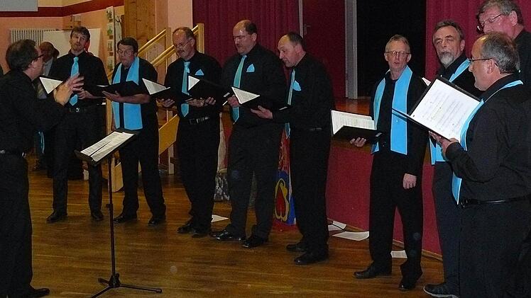 Der Chor "Akustica" gefiel mit der Einlage "Verwegene Männer mag man eben!" Foto: Klaus-Peter Wulf