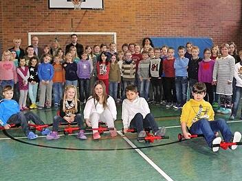 Mit den neuen Swing-Rollern werden die Marktleugaster Schüler viel Spaß im Sportunterricht und in der Pause haben. Unser Bild zeigt die Schülerinnen und Schüler der zweiten und vierten Marktleugaster Grundschulklasse zusammen mit (hinten von links) Ramona Fichtner, Siegfried Sesselmann, Karin Müller, Marc Hartenberger und Annette Marx bei der Übergabe in der Schulturnhalle.  Foto: Foto: kpw