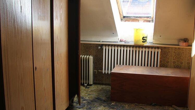 Das Obergeschoss ist im schlimmsten Zustand: Übrige Schieferplatten wurden einfach in die Räume geworfen.