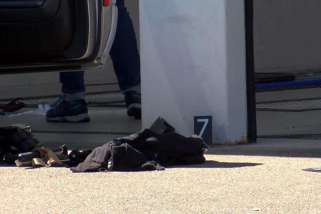 Weitere Bilder: Amoklauf in Ansbach mit 2 Toten - Tatwagen und persoenliche Gegenstaende des Schuetzen