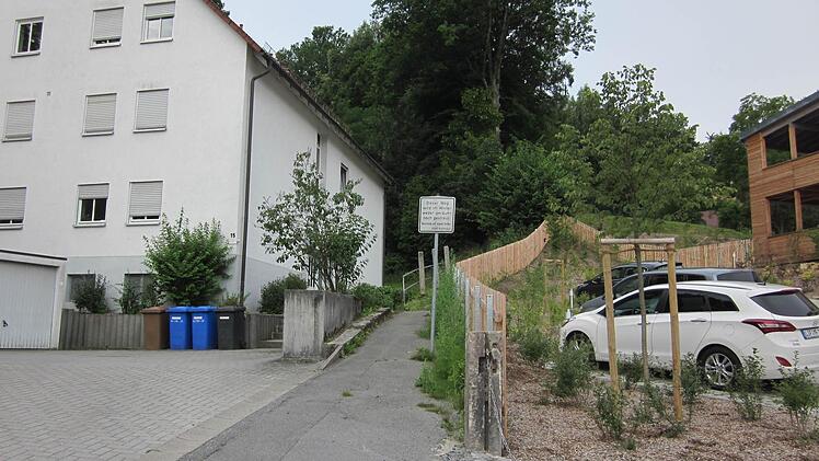 ... befindet sich links neben dem Neubau am Ende der Trendelstraße. Hier beginnt auch der steile Aufstieg ...