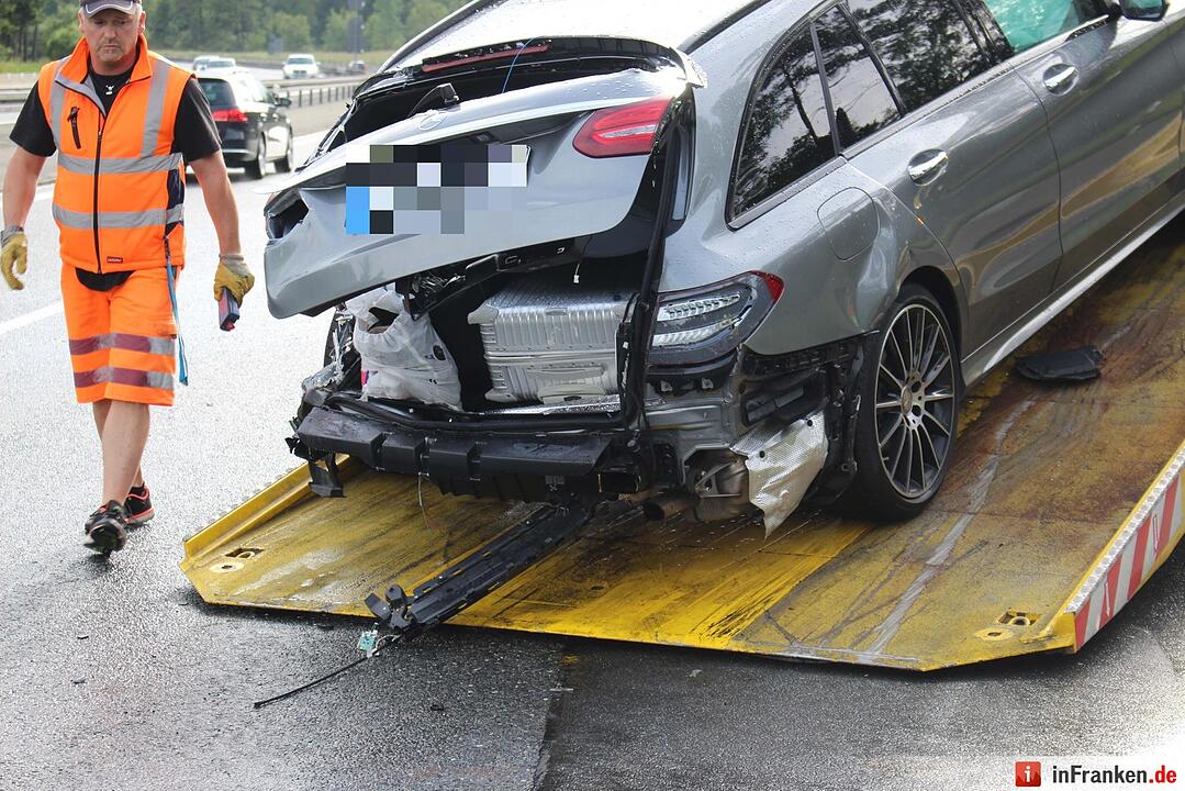 Mercedes gerät bei Starkregen ins Schleudern - Fahrer touchiert zwei Lkws