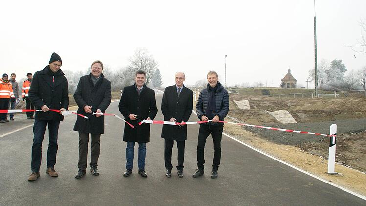 Das Band auf der Kreisstraße durchschnitten (von links) Michael Ruß von der Baufirma Rädlinger, der Leiter des Kreis-Tiefbaus, Alfons Schanz, Bürgermeister Thomas Sechser, Landrat Wilhelm Schneider und Hans-Joachim Brandt vom Planungsbüro SRP.  Fotos: Sabine Weinbeer