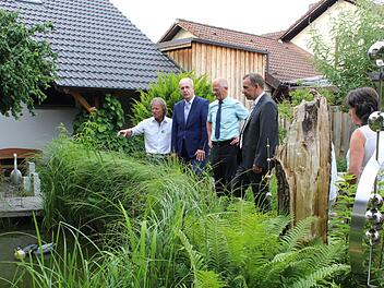 Rainer Scheckenbach führte den Regierungspräsidenten Thomas Bauer, Gerhard Durst (Bezirksverband) und Landrat Alexander Tritthart (von links)  durch seinen Garten. Foto: Evi Seeger