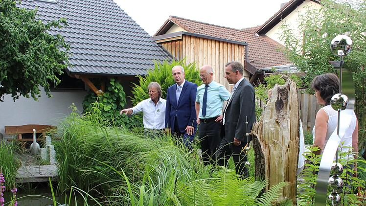 Rainer Scheckenbach führte den Regierungspräsidenten Thomas Bauer, Gerhard Durst (Bezirksverband) und Landrat Alexander Tritthart (von links)  durch seinen Garten. Foto: Evi Seeger