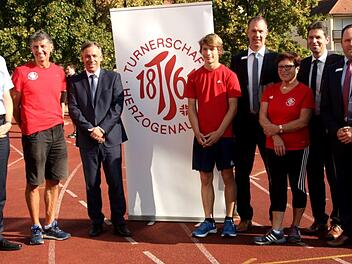 Florian Perwitzschky (4. v. l.) wurde offiziell in seinem Dienst begrüßt.    Foto: Richard Sänger