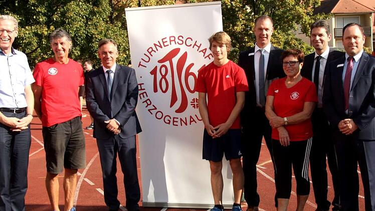Florian Perwitzschky (4. v. l.) wurde offiziell in seinem Dienst begrüßt.    Foto: Richard Sänger