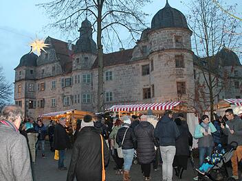 &Uuml;ber 100 Verkaufst&auml;nde gab es am Wochenende beim  Weihnachtsmarkt in Mitwitz - darunter auch einer der th&uuml;ringischen  Partnergemeinde Ebeleben. Foto: Herbert Fischer