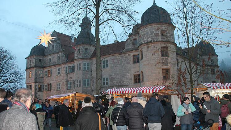 &Uuml;ber 100 Verkaufst&auml;nde gab es am Wochenende beim  Weihnachtsmarkt in Mitwitz - darunter auch einer der th&uuml;ringischen  Partnergemeinde Ebeleben. Foto: Herbert Fischer