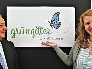 Grüngitter-Projektleiterin Jasmin Fidyka und Landrat Thomas Bold stellten das offizielle Logo des landkreisweiten Naturschutzprojektes Grüngitter vor.  Fotos: Sigismund von Dobschütz