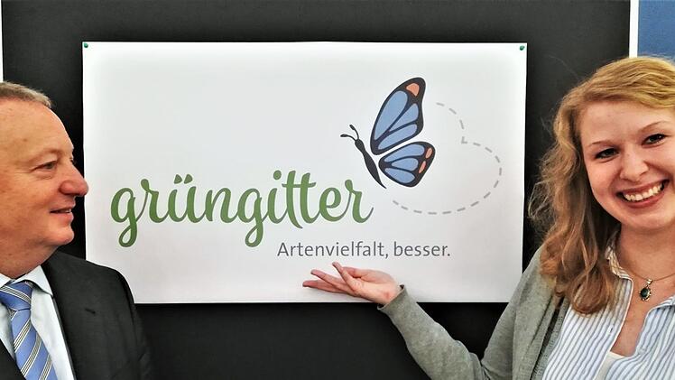 Grüngitter-Projektleiterin Jasmin Fidyka und Landrat Thomas Bold stellten das offizielle Logo des landkreisweiten Naturschutzprojektes Grüngitter vor.  Fotos: Sigismund von Dobschütz