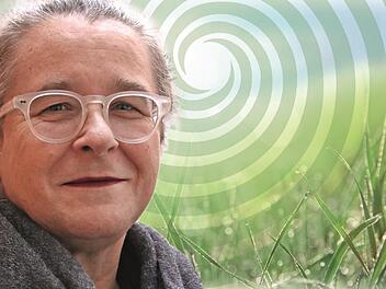 Hypnose führt zwar zum Bauchgefühl und ins eigene Kraftzentrum, doch sie spielt sich im Gehirn ab, sondert Bewusstsein vom Unterbewussten ab. Foto: Teresa Hirschberg/Grafik Dagmar Klumb
