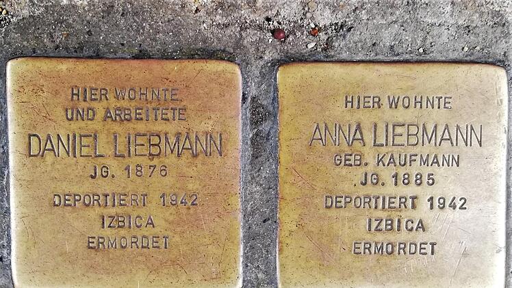 Stolpersteine für das Ehepaar Daniel und Anna Liebmann; beide wurden vor 80 Jahren mit 21 weiteren jüdischen Mitbürgern am 24. April 1942 ins KZ verschleppt.