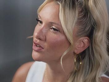 In der sechsteiligen Reality-Doku "Being Burdecki" (ab 21. Oktober, exklusiv auf Sky und WOW) zeigt sich Evelyn Burdecki so transparent wie selten zuvor.