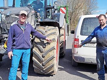 Edgar Thomas (links) und Sebastian Fell demonstrieren die Stra&szlig;enbreite.