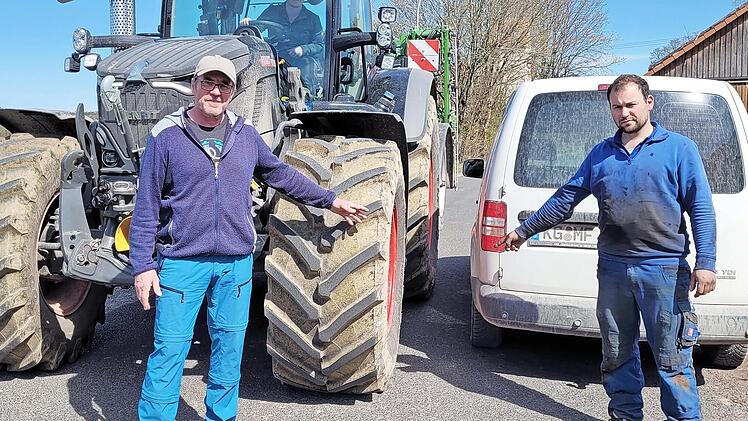Edgar Thomas (links) und Sebastian Fell demonstrieren die Stra&szlig;enbreite.
