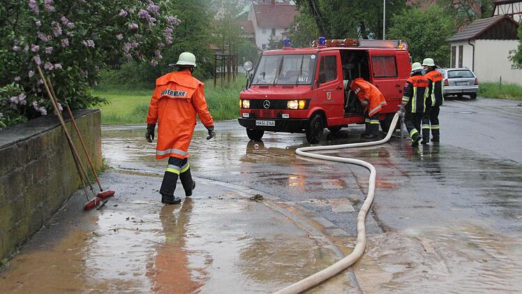 Die Feuerwehr reinigte in Sylbach die Fahrbahn und regelte den Verkehr.  Fotos: Klaus Schmitt