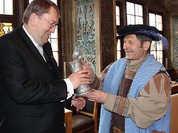 Einen Schluck Silvaner aus der historischen Kandel gab es von Hofrat Walter Vierrether. Fotos: Sabine Herteux