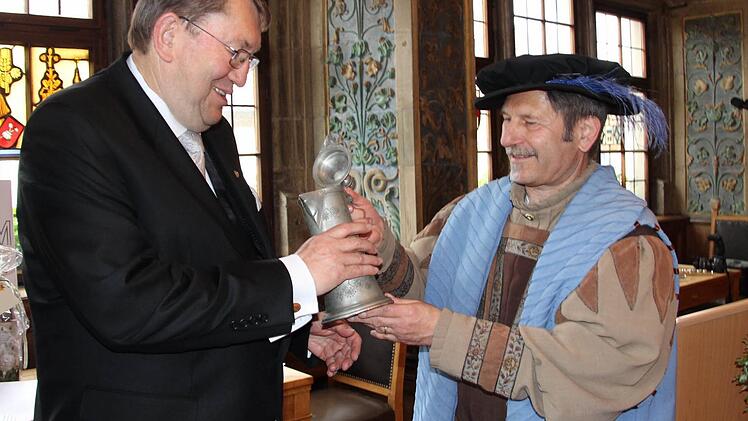 Einen Schluck Silvaner aus der historischen Kandel gab es von Hofrat Walter Vierrether. Fotos: Sabine Herteux