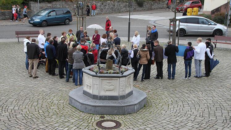 Auch ein paar interessierte Bürger blieben stehen.