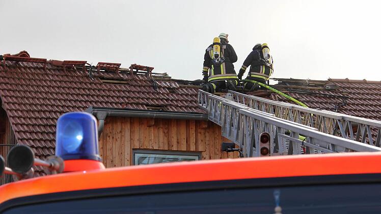 Die Drehleiter leistete wertvolle Hilfe beim Einsatz gegen das Feuer.