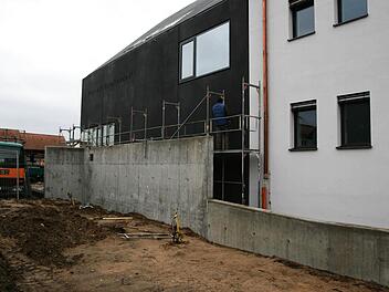 Vor die Mauer wird der Berliner Bär gestellt: In Strullendorf reibt man sich die Augen über eine Betonwand, die eine Rollstuhlrampe vom Bürgersteig der Forchheimer Straße abtrennen soll. Im Hintergrund der Rathaus-Anbau mit anthrazitfarbener Betonverkleidung.  Foto: Werner Baier