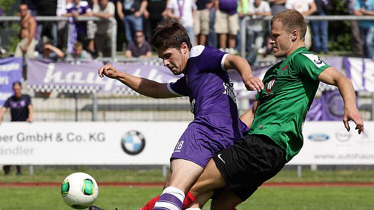 Nicolas Görtler (l.) im Zweikampf mit dem Schweinfurter Joe Bechmann (Szene aus dem Hinspiel). Foto: sportpress