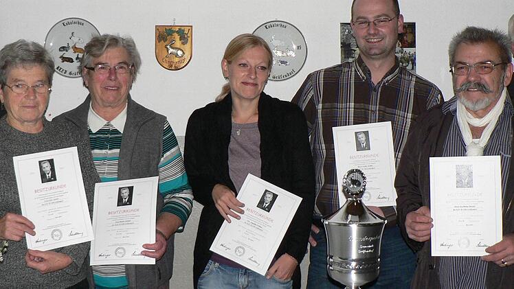 Die Fritz-Aichele-Treuenadel in Gold für 25 Jahre Mitgliedschaft erhielten (v. l.): Erna Grosso, Renate Schenk, Angelika Wießner, Stefan Keßler, Karlheinz Dunkel.