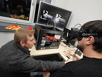 3D-Drucken mit Brille spart Zeit, haben Studierende des Lehrstuhls Mensch-Computer-Interaktion herausgefunden. Foto: Ronald Rinklef