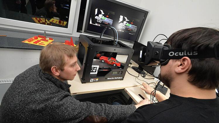 3D-Drucken mit Brille spart Zeit, haben Studierende des Lehrstuhls Mensch-Computer-Interaktion herausgefunden. Foto: Ronald Rinklef