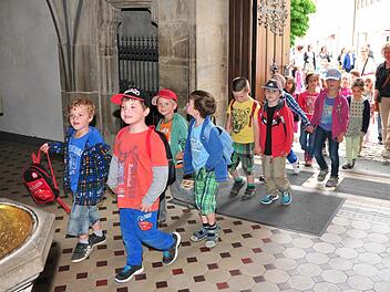 Es war ein schöner Moment, als die Teilnehmer der ersten Kindergarten-Sternwallfahrt in die Ritterkapelle in Haßfurt einzogen. Fotos: Ulrike Langer