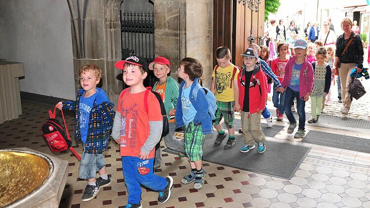 Es war ein schöner Moment, als die Teilnehmer der ersten Kindergarten-Sternwallfahrt in die Ritterkapelle in Haßfurt einzogen. Fotos: Ulrike Langer