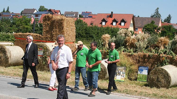 Auch Landrat Hans Kalb (links mit Bürgermeister Hans Beck ) war beeindruckt von dem, was Steppach auf die Beine gestellt hat  Foto: Evi Seeger