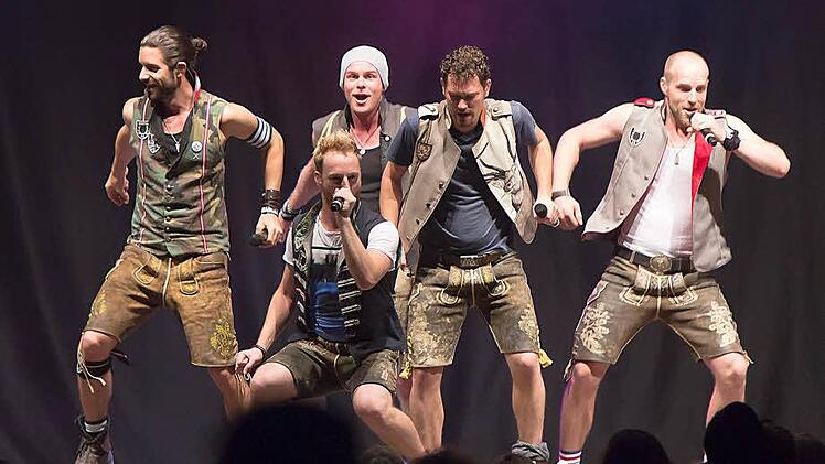 Effektvolle Bühnenshow: Voxxclub beim Auftritt im Tambacher Schlosshof.Foto: Albert Höchstädter