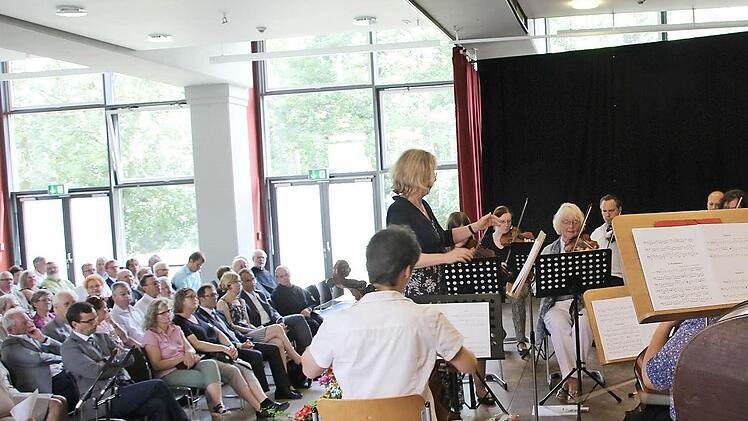 Claudia Dunkelberg dirigierte das Orchester mit ehemaligen Schülern, Schülern und Freunden des Gymnasiums.