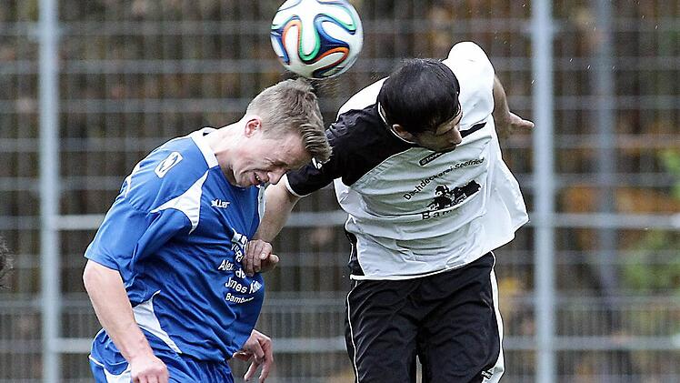Kopfballduell zwischen Enrico Gastrovinci Grillo (l.) und Sven Gatnar vom FV 1912.