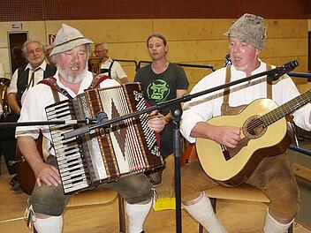 Die Gebrüder Siggi (l.) und Erich Ottenschläger sind mit ihren Liedern Stammgäste in der B1-Volksmusiksendung.  Foto: Thomas Weichert