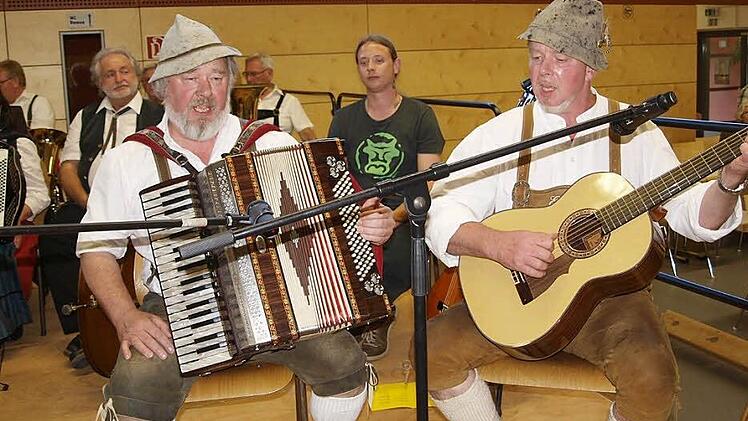 Die Gebrüder Siggi (l.) und Erich Ottenschläger sind mit ihren Liedern Stammgäste in der B1-Volksmusiksendung.  Foto: Thomas Weichert