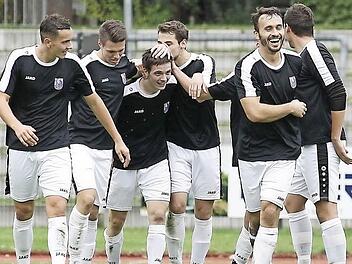 Da war die FCE-Welt noch in Ordnung: Johannes Trautmann (Dritter v. l.) hatte gerade nach einem Konter das 2:0 erzielt.  Foto: sportpress