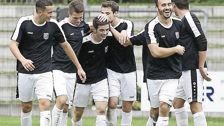 Da war die FCE-Welt noch in Ordnung: Johannes Trautmann (Dritter v. l.) hatte gerade nach einem Konter das 2:0 erzielt.  Foto: sportpress