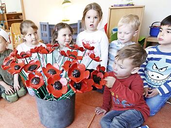 Omas und Opas durften bereits einen Blick auf die selbst gebastelten Glücksblumen werfen.  Foto: Josef Hofbauer