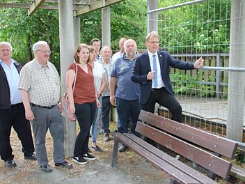 Die Mitglieder des Bau- und Umweltausschusses waren mit ihrem Bürgermeister Bernd Rebhan vor Ort, um eine Entscheidung zwecks Sanierung oder Rückbau der Aussichtsplattform zu treffen.  Foto: Veronika Schadeck